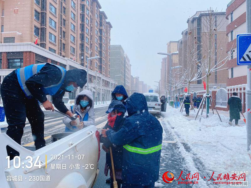雄安集團生態(tài)建設(shè)公司為清理積雪的環(huán)衛(wèi)工人送來姜湯,暖身更暖心。雄安集團生態(tài)建設(shè)公司供圖