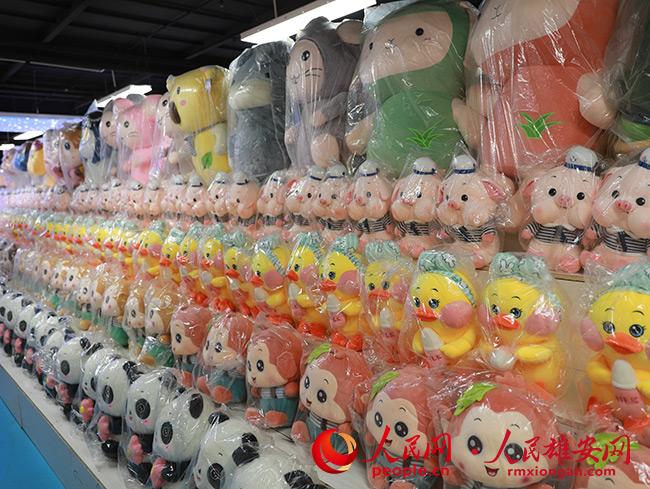 晾馬臺(tái)產(chǎn)業(yè)園內(nèi)入駐企業(yè)的貨架。人民網(wǎng) 王紅攝