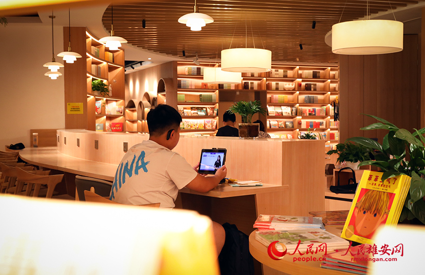 書(shū)店內(nèi)留有自由閱讀空間，供居民可免費(fèi)使用。人民網(wǎng)?宋燁文攝