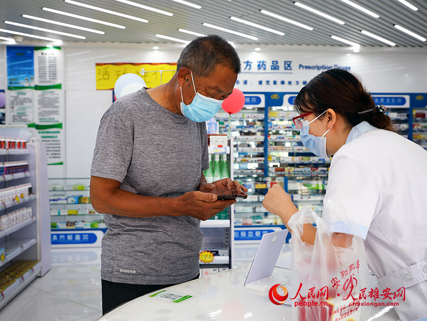 在容東片區(qū)，藥店、菜店、便利店步行5分鐘就能到，很好的解決了居民日常生活剛性需求。人民網(wǎng)?宋燁文攝
