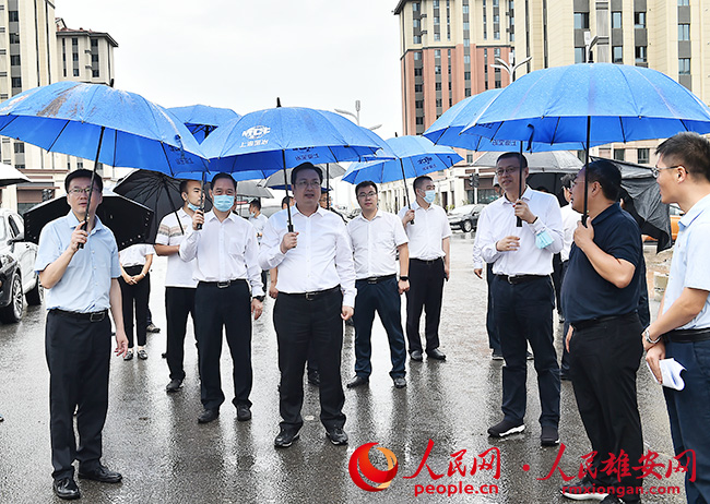 張國(guó)華調(diào)研容東、容西和雄東片區(qū)安置房及配套服務(wù)設(shè)施項(xiàng)目建設(shè)情況并召開專題會(huì)議。劉向陽攝
