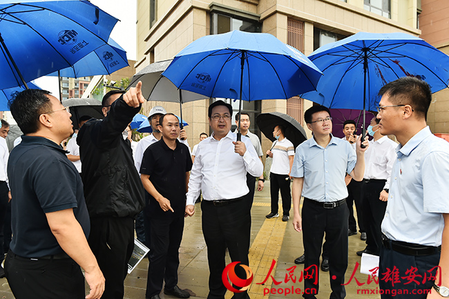 張國(guó)華調(diào)研容東、容西和雄東片區(qū)安置房及配套服務(wù)設(shè)施項(xiàng)目建設(shè)情況并召開專題會(huì)議。劉向陽攝