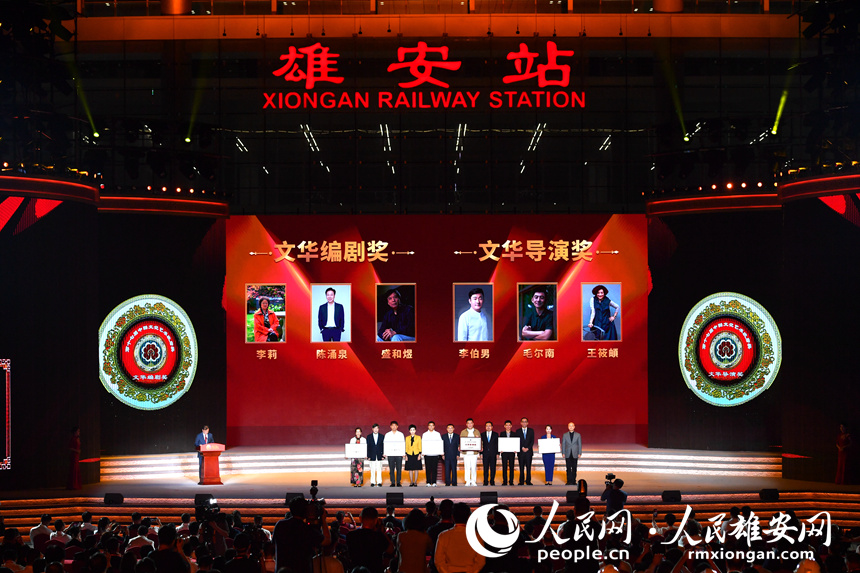 第十三屆中國(guó)藝術(shù)節(jié)閉幕式文華編劇獎(jiǎng)、文華導(dǎo)演獎(jiǎng)?lì)C獎(jiǎng)現(xiàn)場(chǎng)。韓冰攝