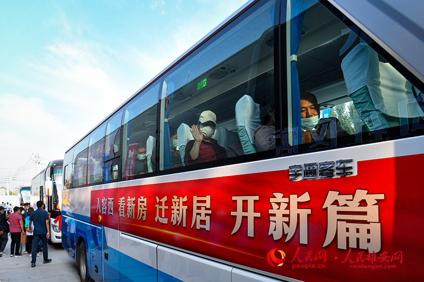 回遷群眾統(tǒng)一乘坐驗(yàn)房專車前往交付網(wǎng)點(diǎn)。人民網(wǎng) 宋燁文攝