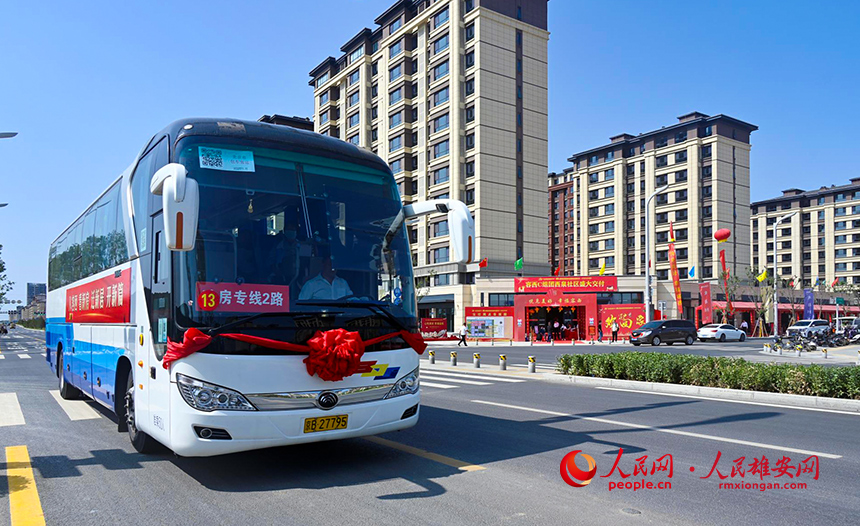 搭載著回遷居民的驗(yàn)房專車。胡忠攝