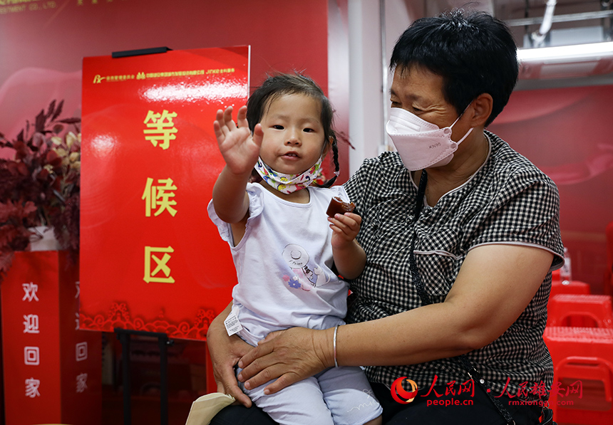 在驗(yàn)房網(wǎng)點(diǎn)等候區(qū)休息的回遷群眾。人民網(wǎng)?宋燁文攝