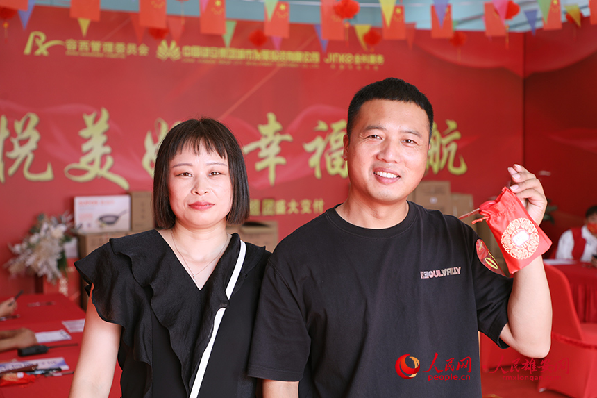 領(lǐng)到新房鑰匙的回遷群眾。胡忠攝