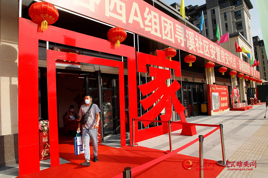 回遷群眾在驗(yàn)房點(diǎn)辦完手續(xù)后將前往新房進(jìn)行實(shí)地驗(yàn)房。胡忠攝