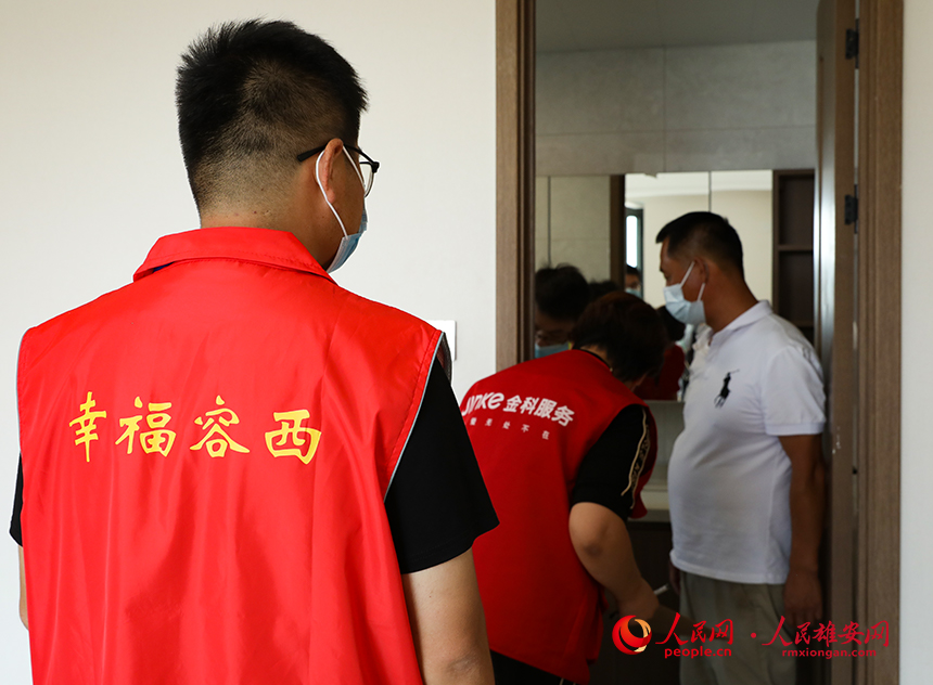 居民在工作人員的陪同下進(jìn)行驗(yàn)房。人民網(wǎng)?宋燁文攝