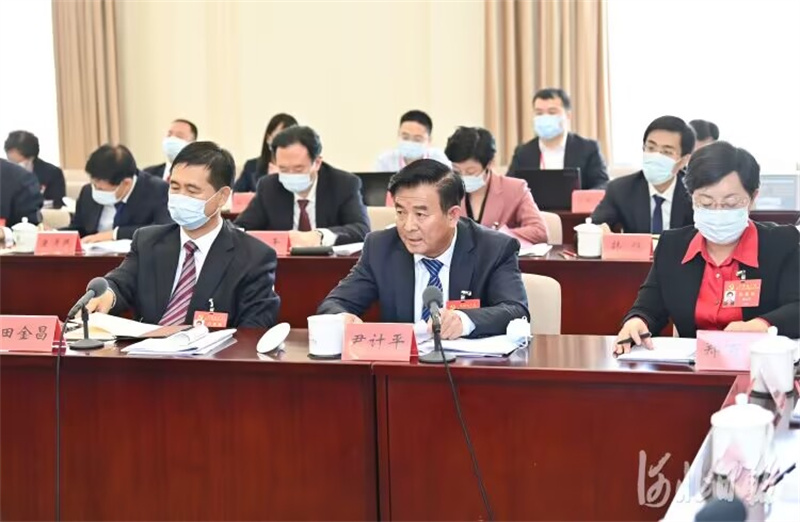 10月17日，河北省代表團(tuán)舉行分組會議，繼續(xù)討論黨的二十大報告。這是尹計平代表在討論中發(fā)言。河北日報記者趙海江攝