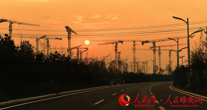 秋天的落日染紅了雄安的天空。劉向陽(yáng)攝