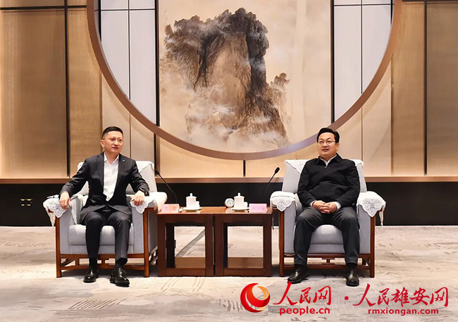 張國華與國泰君安黨委書記、董事長賀青一行舉行工作座談。劉向陽攝