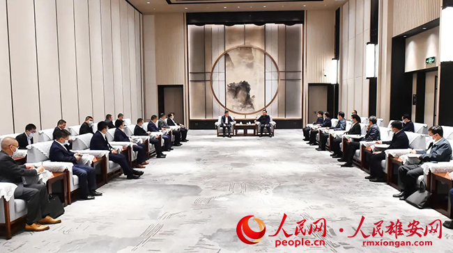 張國華與國泰君安黨委書記、董事長賀青一行舉行工作座談。劉向陽攝