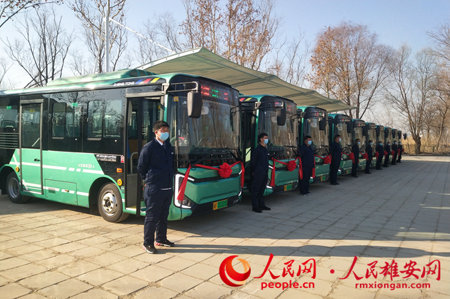 嶄新的公交車整裝待發(fā)。安新縣政通公交公司供圖