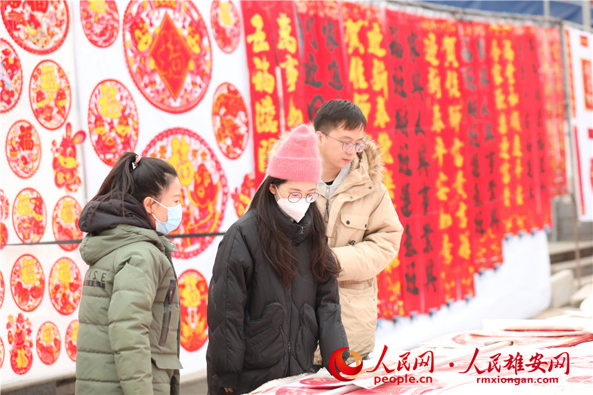 圖為雄安新區(qū)集市上，居民正在買春聯(lián)。人民網(wǎng) 楊華龍攝