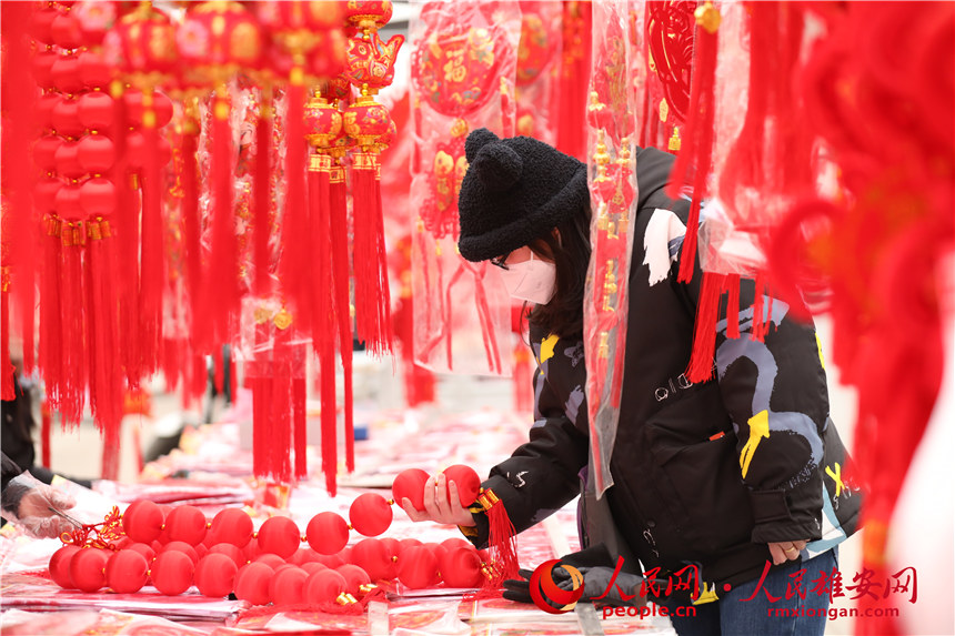圖為居民正在選購小燈籠。人民網(wǎng) 楊華龍攝