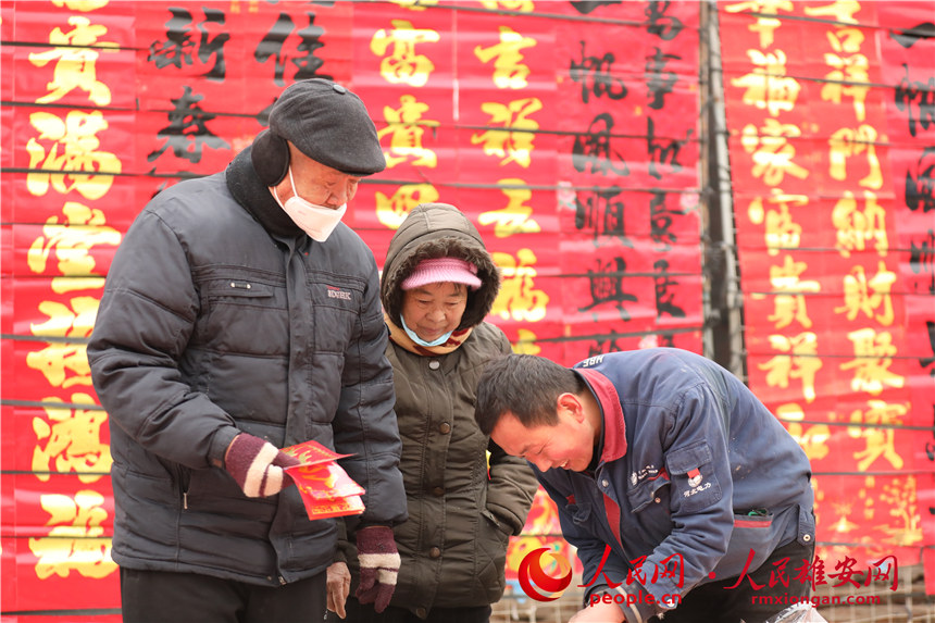 圖為居民正在買春聯(lián)。人民網(wǎng) 楊華龍攝