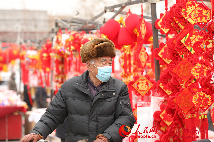 圖為居民正在買年貨。人民網(wǎng) 楊華龍攝