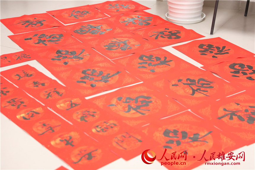圖為居民們寫的福字。人民網(wǎng) 楊華龍攝