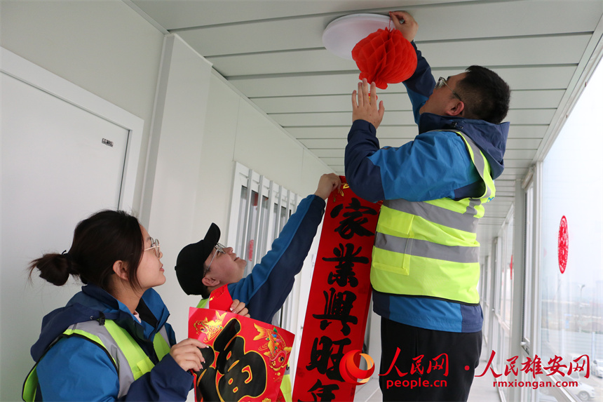 圖為建設(shè)者們正在掛燈籠。中建三局集團(tuán)北京有限公司供圖