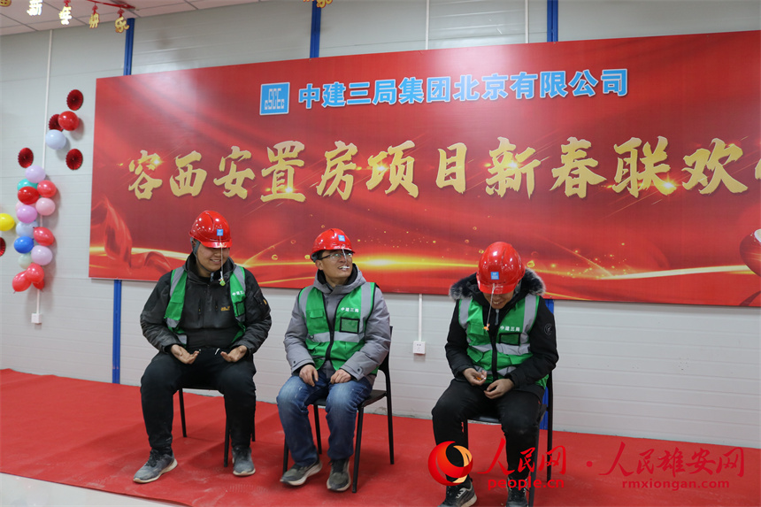 圖為建設(shè)者們組織玩游戲。中建三局集團(tuán)北京有限公司供圖