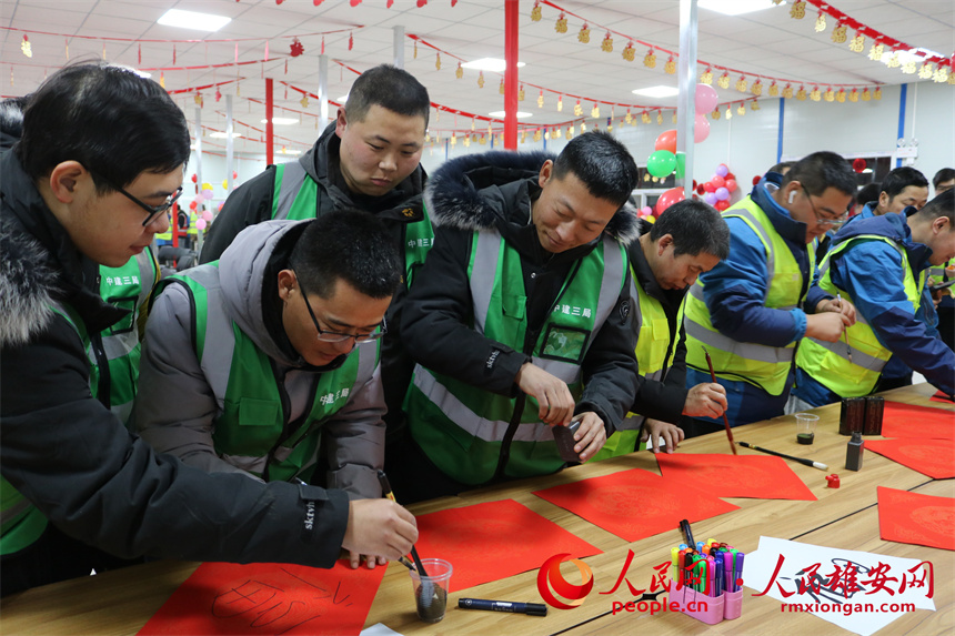 圖為建設(shè)者們組織寫福字。中建三局集團(tuán)北京有限公司供圖
