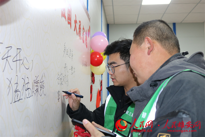 圖為建設(shè)者們寫下新春寄語。中建三局集團(tuán)北京有限公司供圖