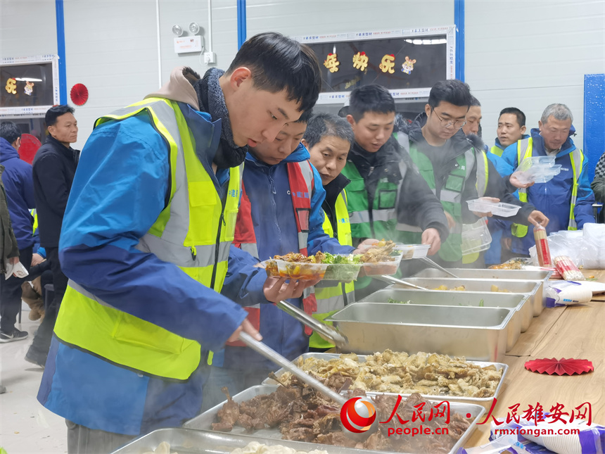 圖為建設(shè)者們歡聚一堂喜迎新春。中建三局集團(tuán)北京有限公司供圖