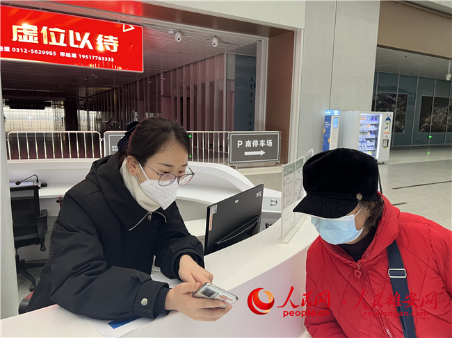 雄安集團(tuán)交通公司在雄安站開(kāi)展“溫暖交通 助您回家”活動(dòng)。雄安集團(tuán)交通公司供圖
