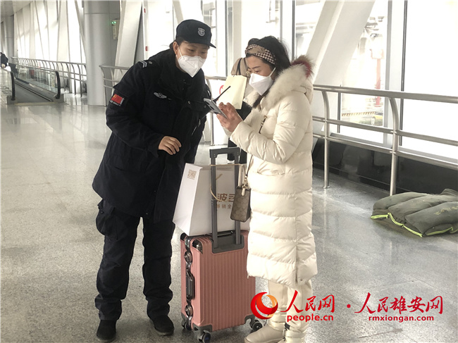 雄安集團(tuán)交通公司在雄安站開(kāi)展“溫暖交通 助您回家”活動(dòng)。雄安集團(tuán)交通公司供圖