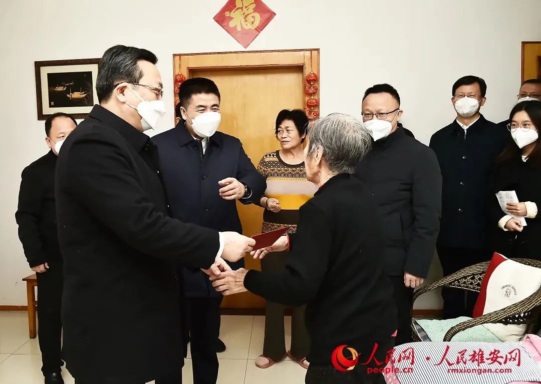 張國華在春節(jié)前赴基層走訪慰問并調(diào)研檢查安全生產(chǎn)和市場保供工作。劉向陽攝