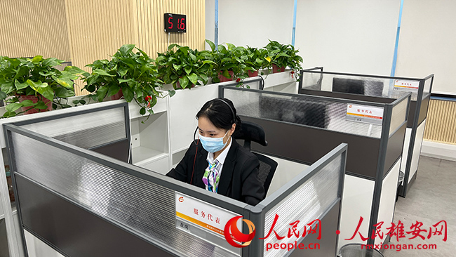 郭颯正在對(duì)工作內(nèi)容進(jìn)行總結(jié)記錄。陸子萍攝
