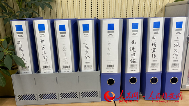 雄安新區(qū)“12345”政務(wù)服務(wù)便民熱線辦公區(qū)內(nèi)擺放的各種資料。人民網(wǎng) 劉師豪攝