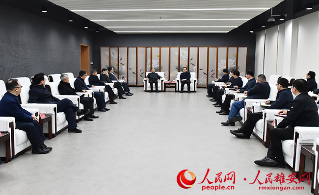 張國華與出席雄安新區(qū)首屆先進技術協(xié)同創(chuàng)新與產(chǎn)業(yè)發(fā)展（空天領域）大會專家一行舉行工作座談。劉向陽攝