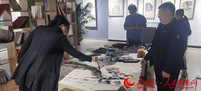 中國美術家協(xié)會會員，中國女畫家協(xié)會副秘書長曾迎春女士現(xiàn)場創(chuàng)作。2650