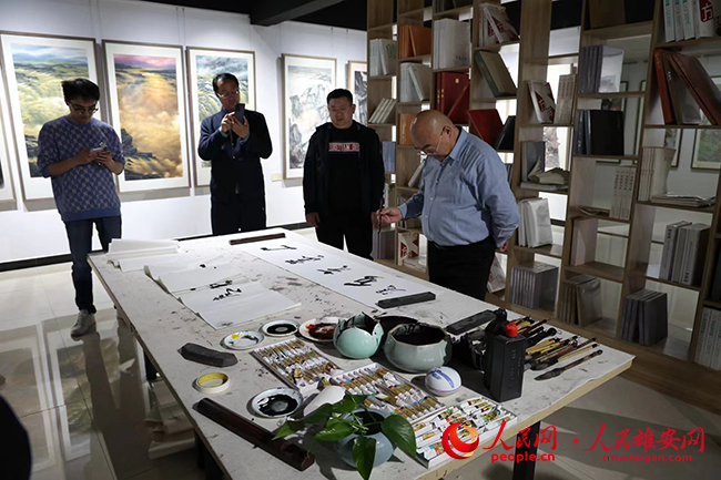 南開大學藝術與美學研究院副院長，教授，博導，現(xiàn)場創(chuàng)作，題字。2650