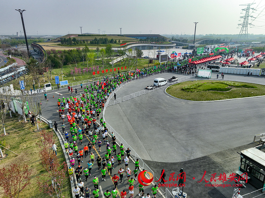2023雄安半程馬拉松現(xiàn)場(chǎng)。人民網(wǎng) 李兆民攝