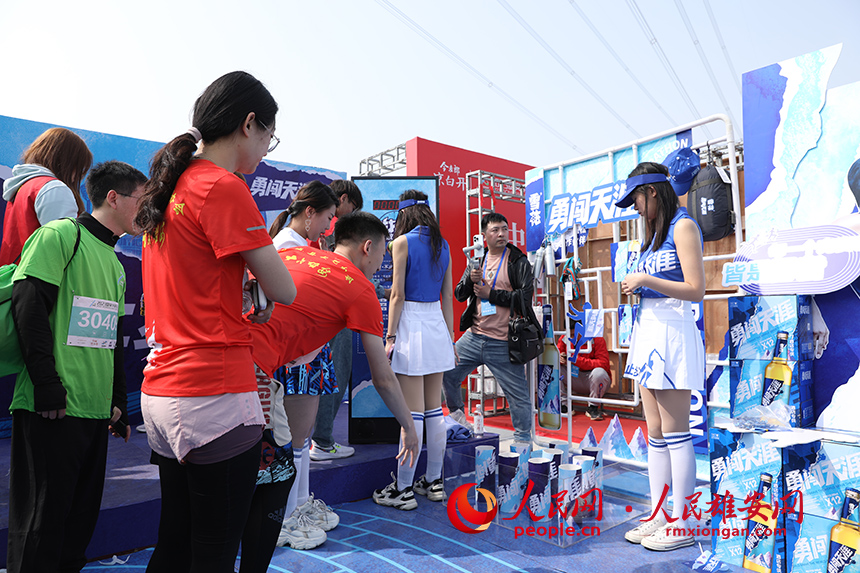 2023雄安半程馬拉松活動(dòng)場(chǎng)外，參賽后的選手正在進(jìn)行小游戲。人民網(wǎng) 李兆民攝