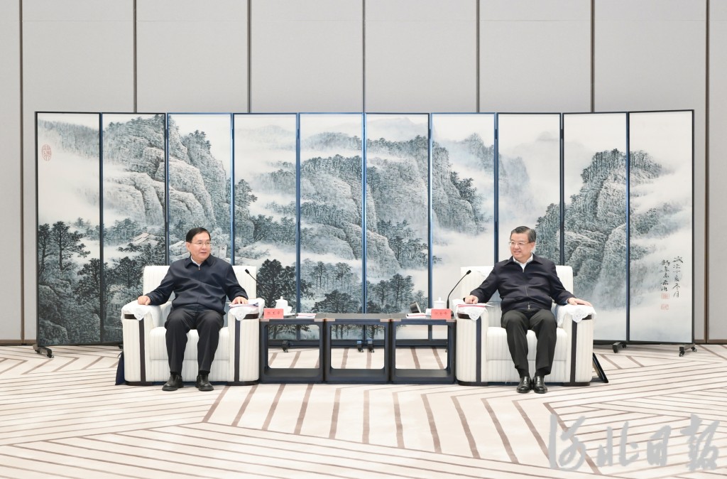 4月12日，省人民政府與雄安新區(qū)管委會(huì)在雄安新區(qū)同18家中央企業(yè)簽署合作協(xié)議。這是簽約儀式前，省委書記、省人大常委會(huì)主任倪岳峰，省委副書記、省長(zhǎng)王正譜與國(guó)務(wù)院國(guó)資委黨委書記、主任張玉卓一行舉行工作座談。 河北日?qǐng)?bào)記者趙海江攝