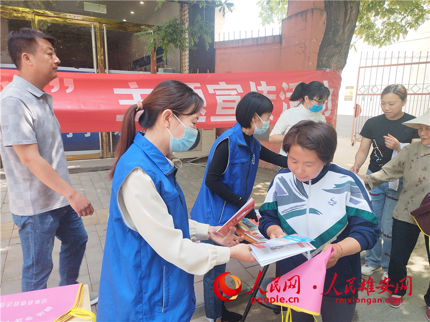 普法活動進社區(qū)。安新縣委政法委供圖