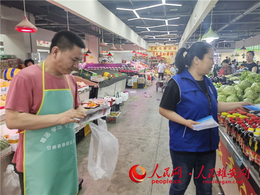 普法活動(dòng)進(jìn)市場(chǎng)。安新縣委政法委供圖