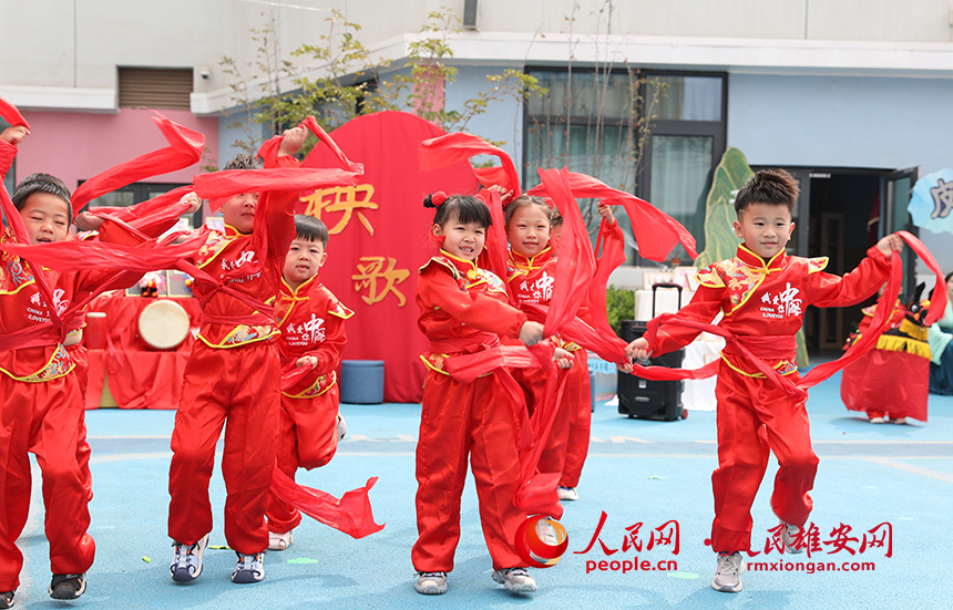 5月31日，雄安容和樂(lè)安幼兒園舉辦傳統(tǒng)文化游園活動(dòng)?；顒?dòng)邀請(qǐng)了雄安當(dāng)?shù)胤沁z文化傳承人走進(jìn)幼兒園，與孩子和家長(zhǎng)交流互動(dòng)。通過(guò)現(xiàn)場(chǎng)接觸非遺項(xiàng)目，讓孩子們零距離認(rèn)識(shí)非遺、熟悉非遺，感受非遺之美。人民網(wǎng) 李兆民攝
