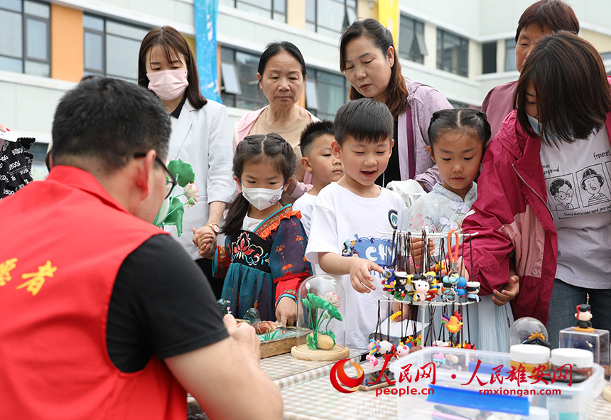 5月31日，雄安容和樂安幼兒園舉辦傳統(tǒng)文化游園活動(dòng)。活動(dòng)邀請了雄安當(dāng)?shù)胤沁z文化傳承人走進(jìn)幼兒園，與孩子和家長交流互動(dòng)。通過現(xiàn)場接觸非遺項(xiàng)目，讓孩子們零距離認(rèn)識非遺、熟悉非遺，感受非遺之美。人民網(wǎng) 李兆民攝