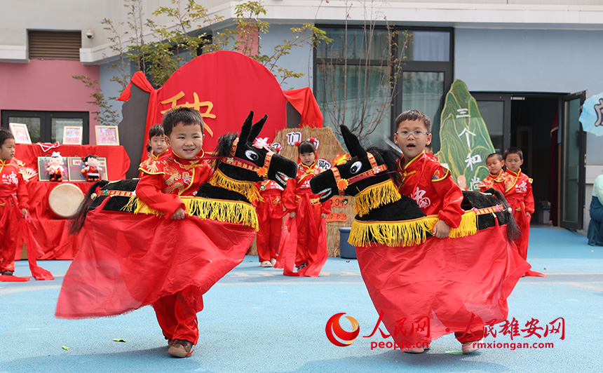 5月31日，雄安容和樂安幼兒園舉辦傳統(tǒng)文化游園活動(dòng)。活動(dòng)邀請(qǐng)了雄安當(dāng)?shù)胤沁z文化傳承人走進(jìn)幼兒園，與孩子和家長(zhǎng)交流互動(dòng)。通過現(xiàn)場(chǎng)接觸非遺項(xiàng)目，讓孩子們零距離認(rèn)識(shí)非遺、熟悉非遺，感受非遺之美。人民網(wǎng) 李兆民攝