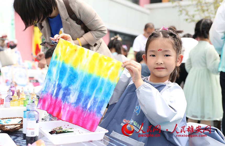 5月31日，雄安容和樂安幼兒園舉辦傳統(tǒng)文化游園活動。活動邀請了雄安當(dāng)?shù)胤沁z文化傳承人走進幼兒園，與孩子和家長交流互動。通過現(xiàn)場接觸非遺項目，讓孩子們零距離認識非遺、熟悉非遺，感受非遺之美。人民網(wǎng) 李兆民攝