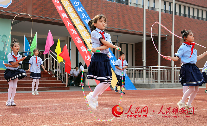5月31日，雄安容和樂民小學(xué)“六一”兒童節(jié)文藝匯演現(xiàn)場(chǎng)。人民網(wǎng)記者 宋燁文攝