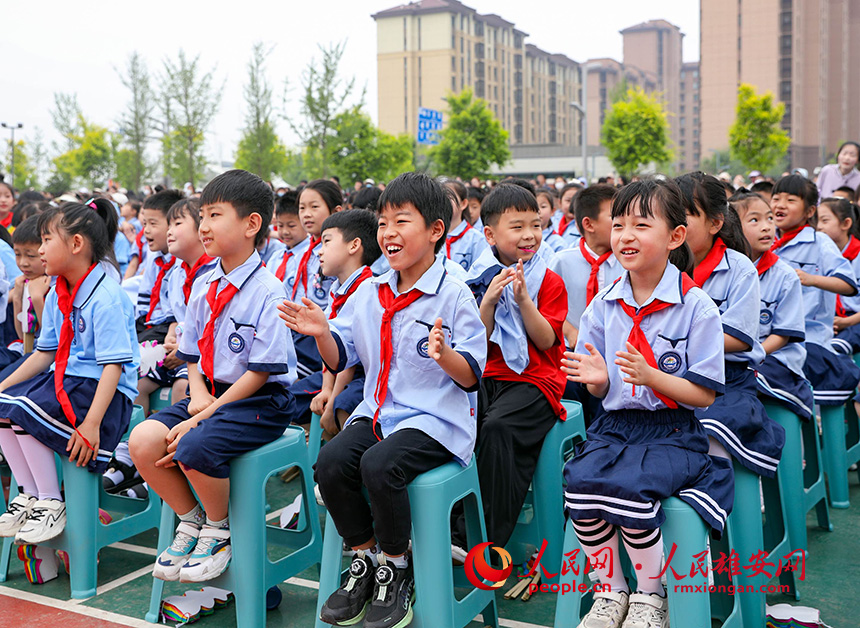 5月31日，雄安容和樂民小學(xué)“六一”兒童節(jié)文藝匯演現(xiàn)場(chǎng)，精彩的演出引來同學(xué)們的掌聲。人民網(wǎng)記者 宋燁文攝
