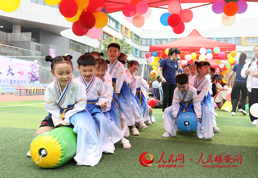 5月31日，雄安容和金源小學(xué)舉辦以“我和雄安一起長大”為主題的歡慶六一嘉年華活動。嘉年華現(xiàn)場設(shè)置運動、創(chuàng)作、益智等多類游戲活動，為孩子們營造歡樂的節(jié)日氛圍。人民網(wǎng) 李兆民攝