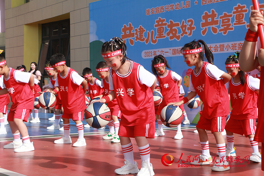 雄安容西興學(xué)幼兒園舉辦“共建兒童友好，共享童真童趣”親子運(yùn)動會，讓小朋友在參與中體驗(yàn)合作與成長的快樂。雄安容西興學(xué)幼兒園供圖