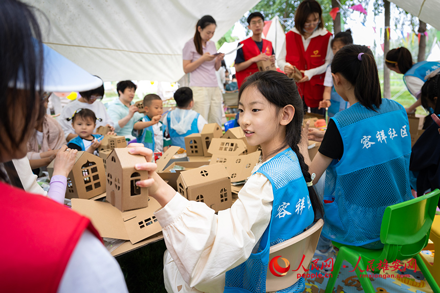 容城縣容祥社區(qū)聯(lián)合多家單位共同舉辦“六一”研學(xué)主題活動。薛志勇攝